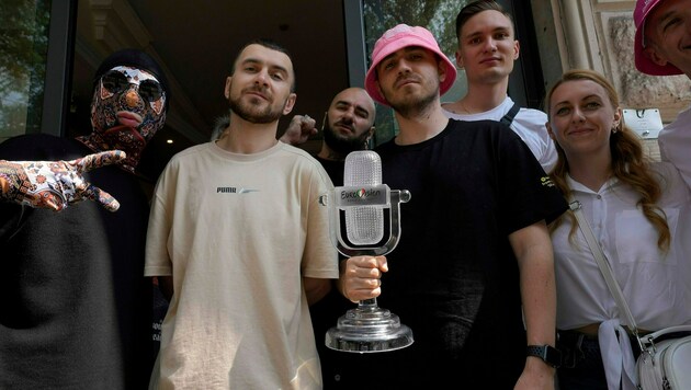 Das Kalush Orchestra aus der Ukraine posiert mit ihrer Eurovision-Song-Contest-Sieger-Trophäe vor dem Universo Hotel in Turin (Bild: APA/AP Photo/Luca Bruno)