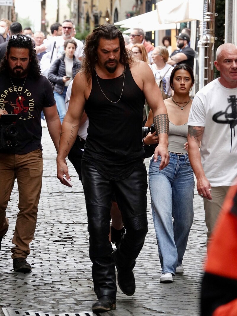 Jason Momoa bei den Dreharbeiten zu „Fast & Furious 10“ in Rom (Bild: www.PPS.at)