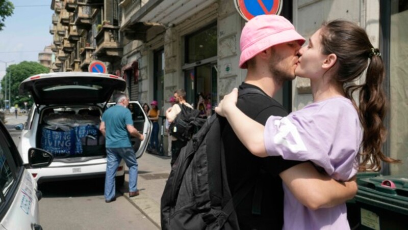 Oleh Psiuk küsst vor der Abreise aus Italien seine Freundin Oleksandra. (Bild: APA/AP Photo/Luca Bruno)