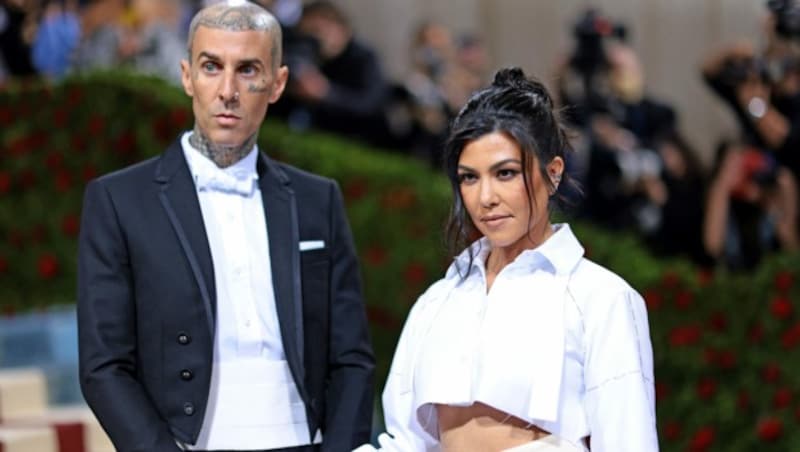 Travis Barker und Kourtney Kardashian (Bild: APA/ Dimitrios Kambouris/Getty Images for The Met Museum/Vogue/AFP)