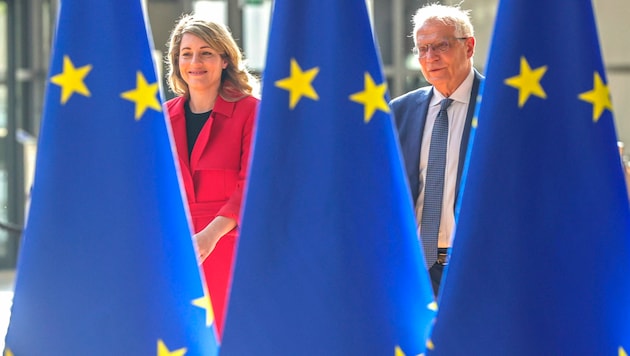 Auch die kanadische Außenministerin Mélanie Joly ist beim EU-Treffen geladen - hier im Bild mit EU-Außenbeauftragten Josep Borrell. (Bild: Associated Press.)