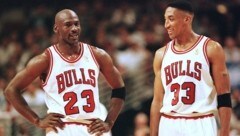 Michael Jordan hatte die sechs Schuhe dem Kommunikationsmanager Tim Hallam von seinem Team Chicago Bulls nach wichtigen Spielen in den Meisterschaftsjahren zwischen 1991 und 1993 sowie zwischen 1996 und 1998 geschenkt. Im Bild: Michael Jordan (l.) und Scottie Pippen (r.) (Bild: AFP)