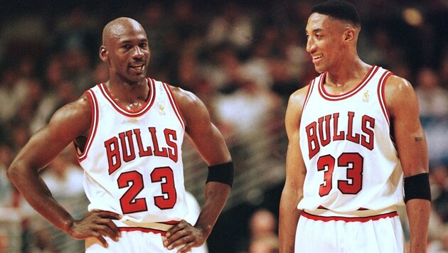 Michael Jordan hatte die sechs Schuhe dem Kommunikationsmanager Tim Hallam von seinem Team Chicago Bulls nach wichtigen Spielen in den Meisterschaftsjahren zwischen 1991 und 1993 sowie zwischen 1996 und 1998 geschenkt. Im Bild: Michael Jordan (l.) und Scottie Pippen (r.) (Bild: AFP)