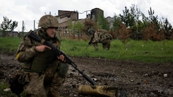 Ukrainische Soldaten im Gebiet von Charkiw (Bild: AP)