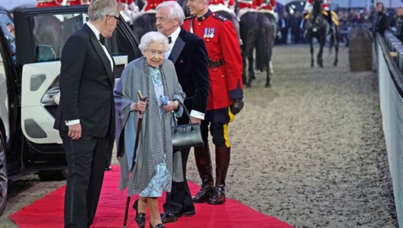 Queen Elizabeth bestens gelaunt und mit Stock auf dem Weg zur Royal Windsor Horse Show (Bild: APA/Photo by Steve Parsons/AFP)