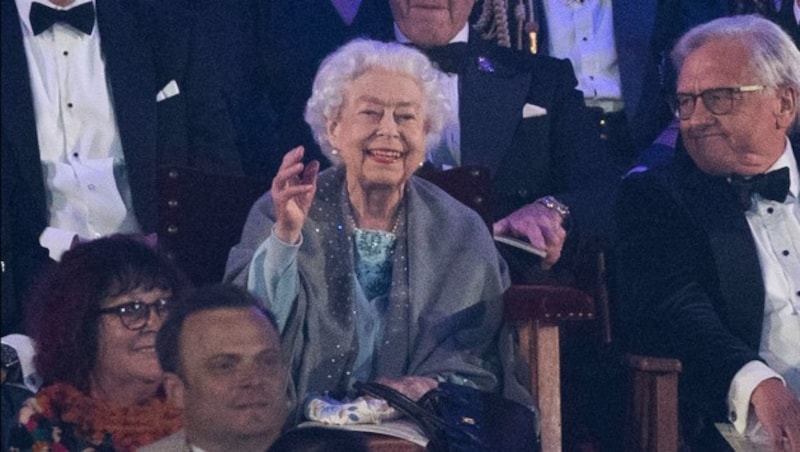 Queen Elizabeth II. winkt am Ende der Royal Windsor Horse Show. (Bild: Stephen Lock / Eyevine / picturedesk.com)