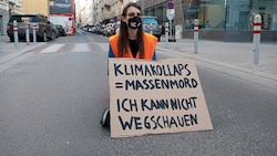 Martha Krumpeck bei einer Demo-Aktion in Wien (Bild: Letzte Generation AT, Krone KREATIV)