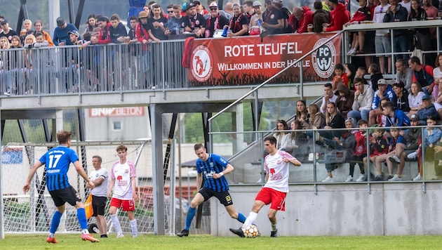 Nußdorfs Aleks Simic (re., gegen Peter Patterer) & Co. wurden vom Fanklub im neuen Stadion begrüßt. (Bild: EXPA/ Johann Groder)