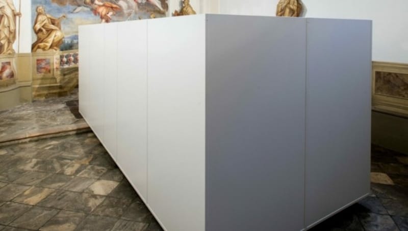 Die Installation - hier in der Burgkapelle des Museums Moderner Kunst Kärnten - ist den Opfern der Tragödie gewidmet
 (Bild: Ferdinand Neumüller)