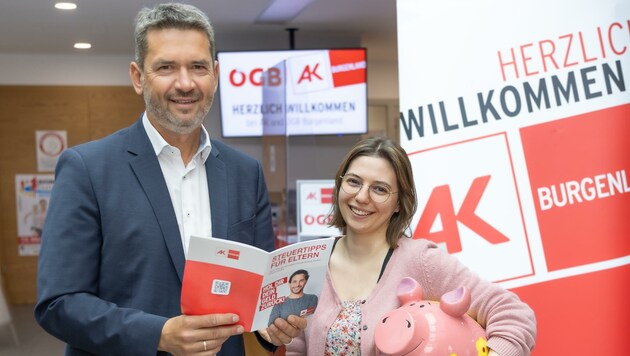 AK-Vizedirektor Rainer Porics und Lohnsteuerexpertin Nadja Weinmüller freuen sich über erfolgreiche Beratungsaktion. (Bild: AK Burgenland)