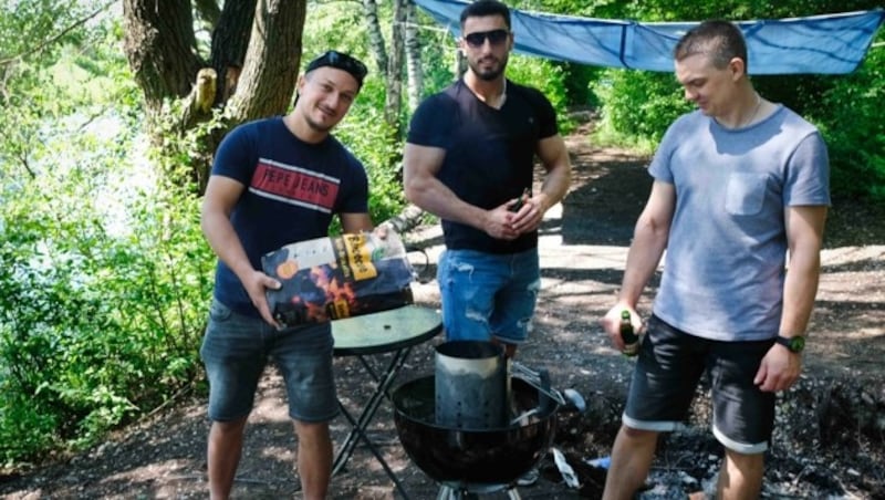 Die drei Freunde Deni, Dzafer und Nandi genießen am öffentlichen Grillplatz in der Lunzerstraße beim Jauckerbach ihre Spieße. (Bild: Einöder Horst)