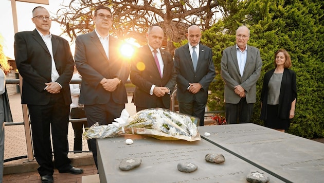 Am Grab von Simon Wiesenthal: u. a. dessen Enkel Joeri Kreisberg (links außen) und NR-Präsident Wolfgang Sobotka (Mitte) (Bild: Parlamentsdirektion/Johannes Zinner)