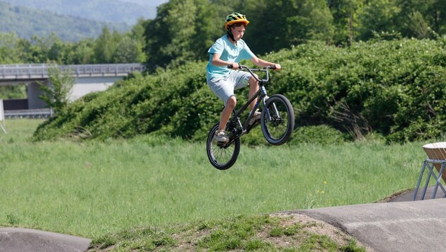 Rasant oder gemächlich, fahren oder springen – der neue Pumptrack in der Gemeinde Grödig kann mit sämtlichen Sportgeräten vom Scooter bis hin zum BMX-Rad befahren werden. (Bild: Tschepp Markus)