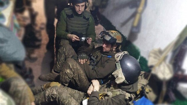 Ukrainische Kämpfer im Stahlwerk (Bild: APA/AFP/Ukrainian President Administration press-service/STR)