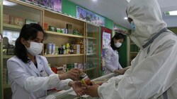 Die Armee ist zu allen Apotheken in der Hauptstadt Pjöngjang entsandt worden, um Medikamente abzuholen. (Bild: AP)