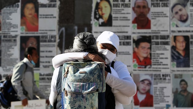 Immer wieder gehen Menschen auf die Straße, um auf das Schicksal vermisster Angehöriger hinzuweisen. (Bild: AFP)