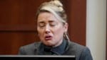 Die Schauspielerin Amber Heard sagt im Gerichtssaal des Fairfax County Circuit Courthouse in Fairfax aus, dass sie von Johnny Depp im Orient-Express geschlagen wurde. (Bild: APA/AP Photo/Steve Helber)