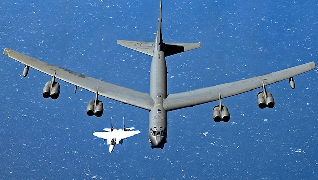Die Hyperschallrakete wurde von einem Bomber des Typs B-52H Stratofortress (hier im Bild ein Exemplar über dem Persischen Golf) abgefeuert. (Bild: AFP)