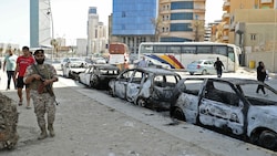 Zerstörte Autos in Tripolis (Bild: AFP)