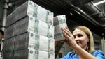 Frisch verpackte Rubel-Banknoten beim Sortieren (Bild: APA/AFP/Alexander NEMENOV)