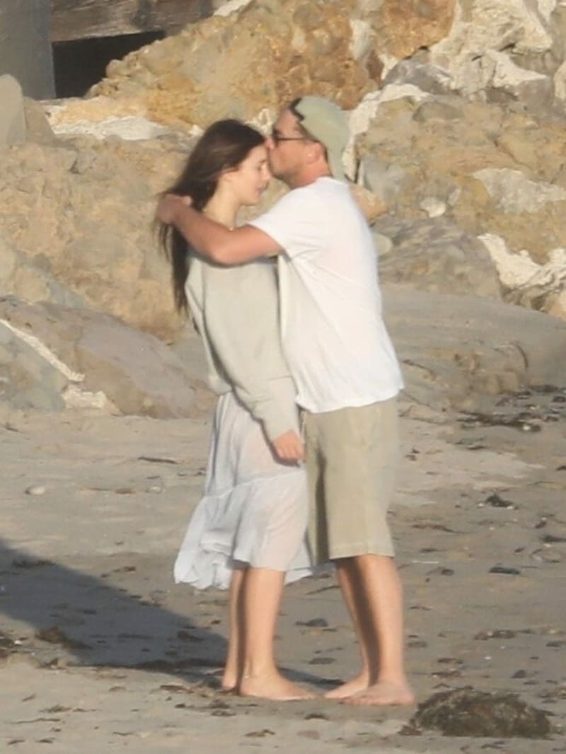 Leonardo DiCaprio küsst und scheint seine Freundin Camila Marrone während eines Strandspaziergangs in Malibu zu trösten. (Bild: www.PPS.at)