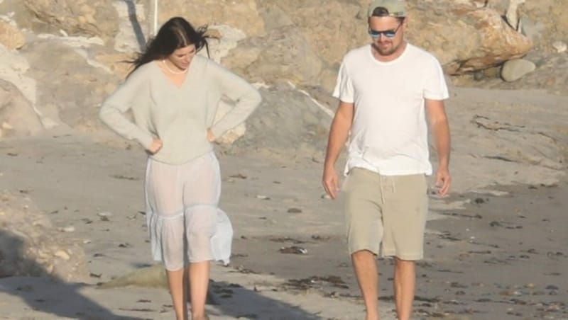 Leonardo DiCaprio hört sich bei einem Strandspaziergang die Sorgen seiner Freundin Camila Morrone an. (Bild: www.PPS.at)