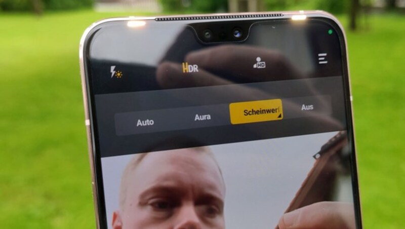 Hat kaum ein Rivale: Das Vivo V23 ist mit einem Selfie-Doppelblitz ausgestattet. (Bild: Dominik Erlinger)