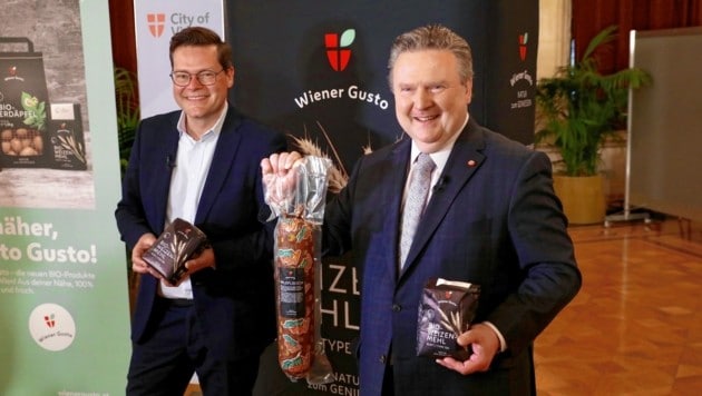 Klimastadtrat Jürgen Czernohorszky und Bürgermeister Michael Ludwig präsentieren die neuen „Wiener Gusto“-Produkte. (Bild: Jöchl Martin)