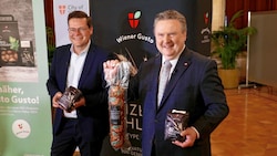 Klimastadtrat Jürgen Czernohorszky und Bürgermeister Michael Ludwig präsentieren die neuen „Wiener Gusto“-Produkte. (Bild: Jöchl Martin)