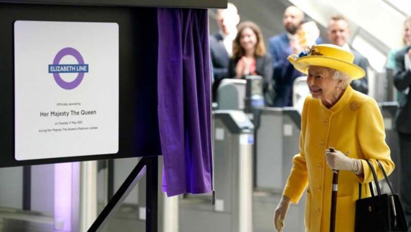 Queen Elizabeth II. enthüllt die Plakette der Elizabeth Line in der Paddington Station in London (Bild: APA/hoto by Andrew Matthews/AFP)