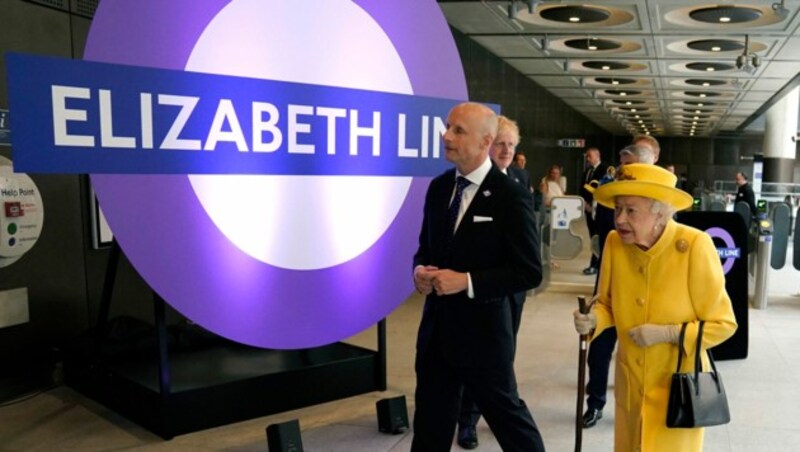 Queen Elizabeth in der Paddington Station, wo die neue Elizabeth Line eröffnet wurde. (Bild: APA/Photo by Andrew Matthews/AFP)