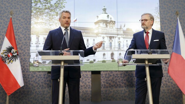 Karl Nehammer und Petr Fiala (Bild: APA/BKA/ANDY WENZEL)