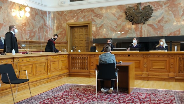 Die Angeklagte (37) am Dienstag im Schwurgerichtsaal des Landesgerichtes Salzburg (Bild: Lovric Antonio)