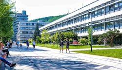 Friedlich prangt der Campus der JKU in Linz im satten Maiengrün. Doch unter der sonnigen Kulisse gärt und brodelt es düster wegen der geplanten Digital-TU. (Bild: Einöder Horst)