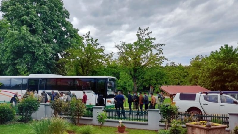 Mai 2022: Aufgegriffene Flüchtlinge in Lutzmannsburg werden mit einem Bus abtransportiert. (Bild: Christian Schulter)