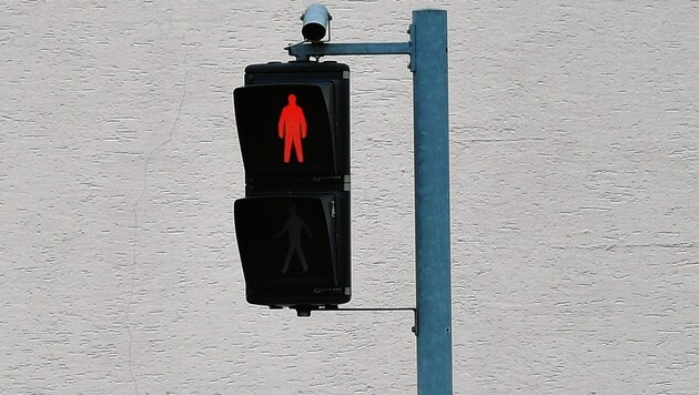 Das Überqueren der Straße bei Rotlicht wurde einem 30-jährigen Mann zum Verhängnis. (Bild: Huber Patrick)
