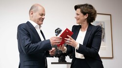 SPÖ-Chefin Pamela Rendi-Wagner mit Deutschlands Kanzler Olaf Scholz (SPD) (Bild: APA/SPÖ/DAVID VISNJIC)