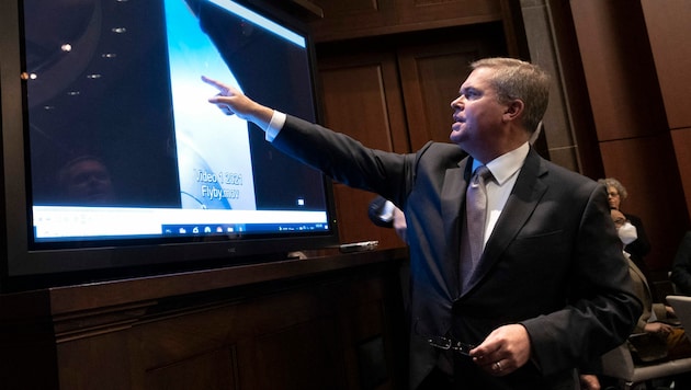 Scott Bray zeigte bei der Anhörung mehrere Aufnahmen von Ufos, für die es (noch) keine Erklärung gibt. (Bild: APA/Getty Images/Kevin Dietsch)