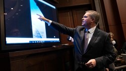 Scott Bray zeigte bei der Anhörung mehrere Aufnahmen von Ufos, für die es (noch) keine Erklärung gibt. (Bild: APA/Getty Images/Kevin Dietsch)