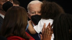 US-Präsident Joe Biden wird von einem kleinen Buben umarmt, dessen Vater bei der Schießerei in BUffalo getötet wurde. (Bild: APA/Getty Images via AFP/GETTY IMAGES/SCOTT OLSON)