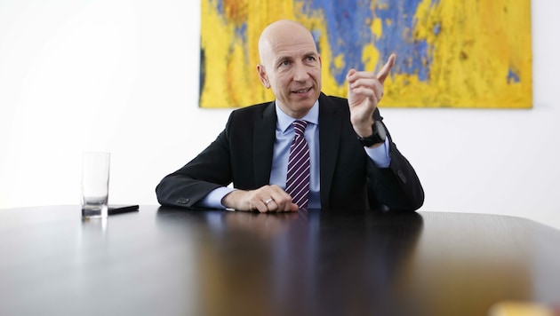 Wirtschaftsminister Martin Kocher betont gern, dass er nicht ÖVP-Mitglied ist. (Bild: Reinhard Holl/Kronen Zeitung)