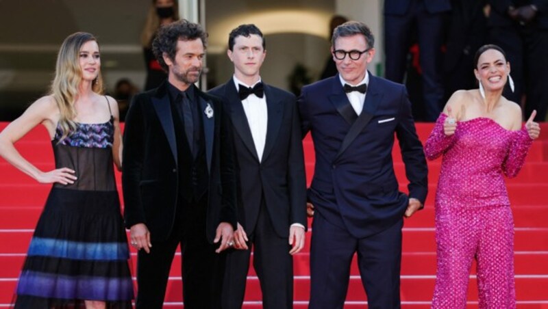 Matilda Anna Ingrid Lutz, Romain Duris, Finnegan Oldfield, Regisseur Michel Hazanavicius und Berenice Bejo (von links) eröffneten mit dem Film „Final Cut!“ die Filmfestspiele von Cannes. (Bild: AFP)