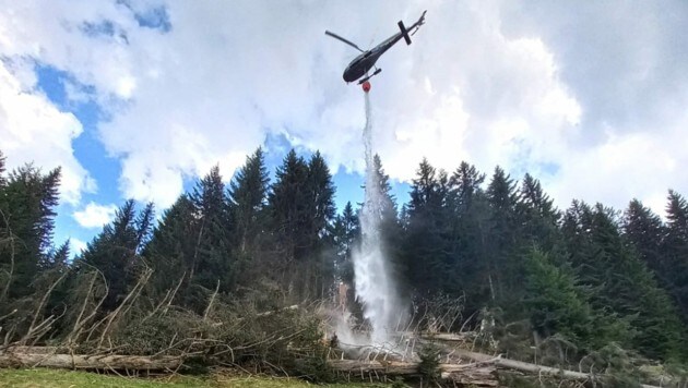 Mit Hilfe der Tiroler und der Salzburger Polizeihubschrauber sowie des Flugdiensts der Freiwilligen Feuerwehr St. Johann in Tirol konnte der Brand gelöscht werden. (Bild: zoom.tirol)