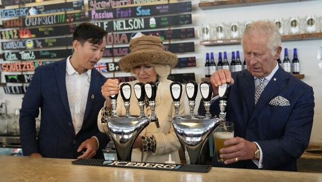 Prinz Charles und Herzogin Camilla zapften in Kanada Bier, das aus Wasser aus Tausende Jahre alten Eisbergen hergestellt wurde. (Bild: AFP)