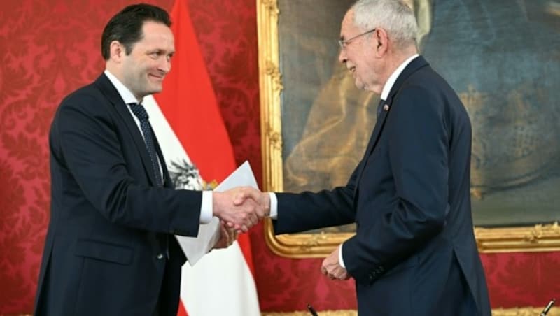 Norbert Totschnig wurde am Mittwoch von Alexander Van der Bellen als Bundesministers für Landwirtschaft, Regionen und Tourismus angelobt. (Bild: APA/ROLAND SCHLAGER)