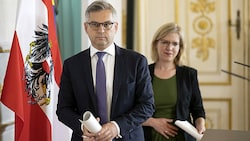 Finanzminister Magnus Brunner (ÖVP) und Klimaschutzministerin Leonore Gewessler (Grüne) auf dem Weg zum Pressefoyer nach dem Ministerrat (Bild: APA/TOBIAS STEINMAURER)
