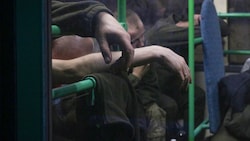 Ukrainische Soldaten aus dem Asow-Stahlwerk wurden gefangen genommen. (Bild: AP)