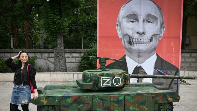 Protest gegen den Angriffskrieg vor der russischen Botschaft in Bukarest (Bild: APA/AFP/Daniel Mihailescu)