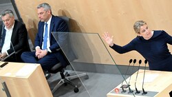 V.l.: Vizekanzler Werner Kogler, Bundeskanzler Karl Nehammer und NEOS-Parteichefin Beate Meinl-Reisinger (Bild: APA/Roland Schlager)