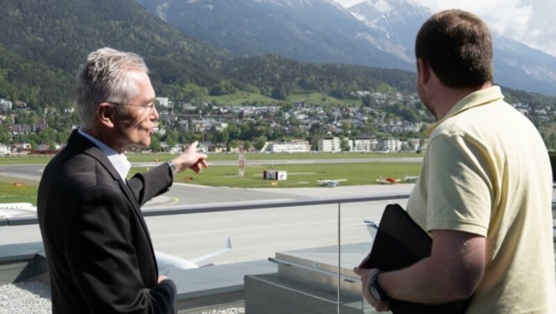 Martin Fleidl (li.) erklärt „Krone“-Redakteur Manuel Schwaiger die Besonderheiten des Innsbrucker Flughafens. Für die Landung gibt es diverse Szenarien, die trainiert werden müssen. In Wien geht es „bequem“ mit dem Autopilot. (Bild: Liebl Daniel)